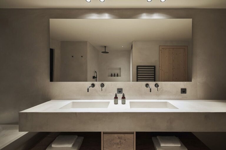 Encimera con doble lavabo de obra revestida en microcemento